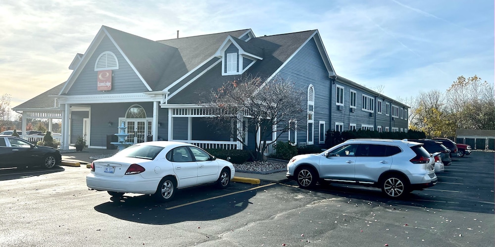 Econo Lodge & Suites Grand Rapids Airport 29/32