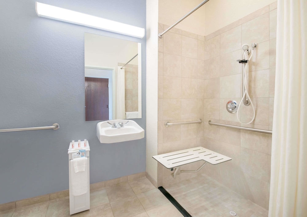 Microtel Inn And Suites By Wyndham Stanley 8/21