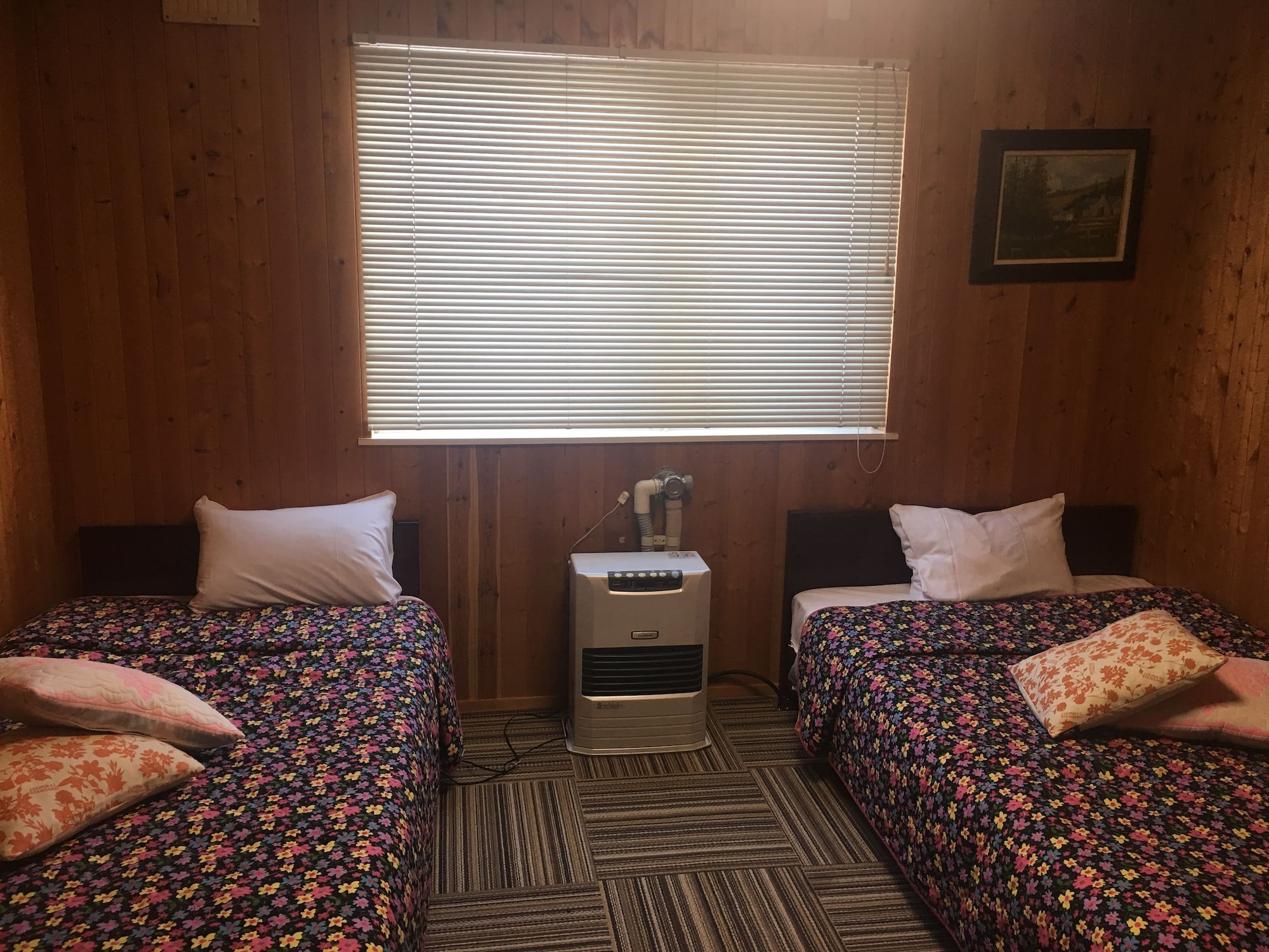 ROOM, TWIN BEDS, SHARED BATHROOM