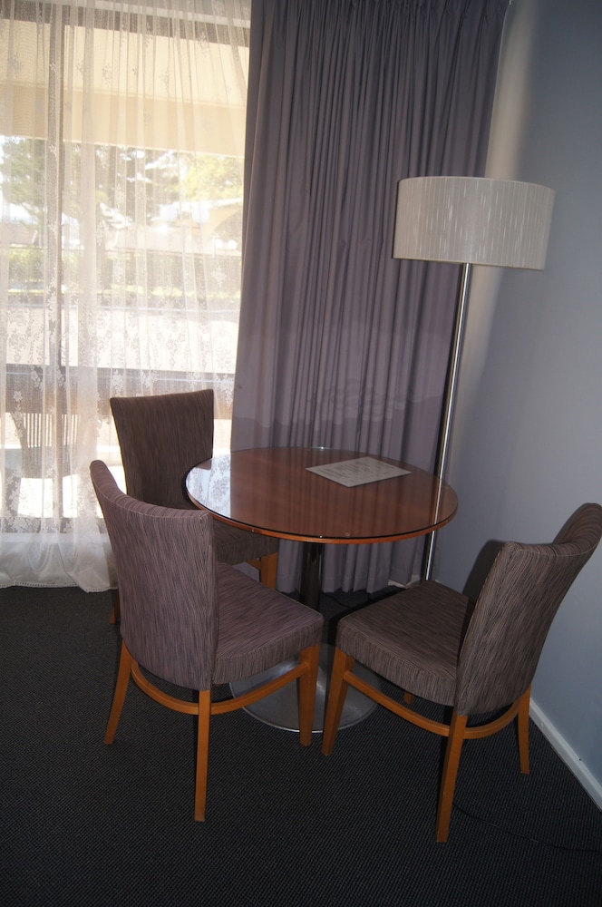 OLD MAITLAND INN 28/42