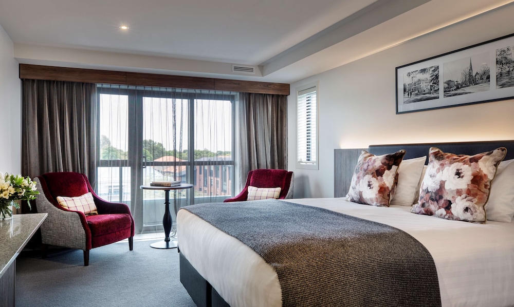 EXECUTIVE, KING BED