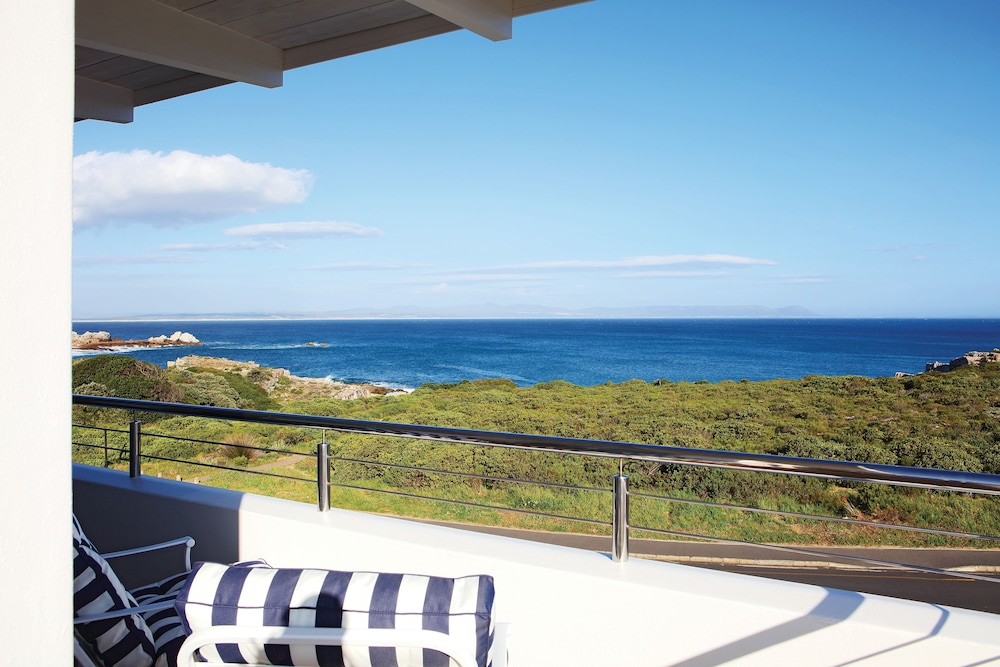 One Marine Drive Boutique Hotel 67/73