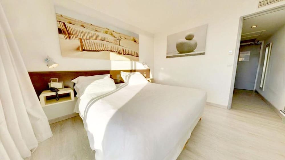 ROOM, DOUBLE BED, PARTIAL SEA VIEW