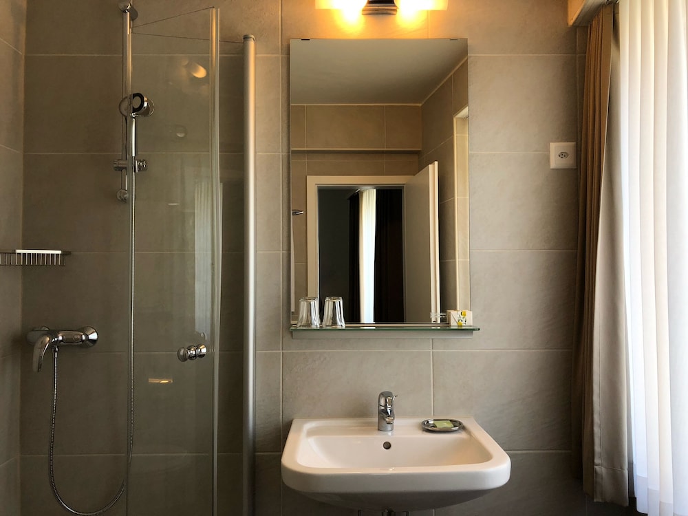غرفة مفردة، Neufeld Hotel 9/9