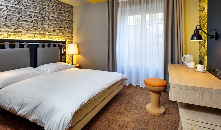 ROOM, DOUBLE OR TWIN BED, STREET VIEW