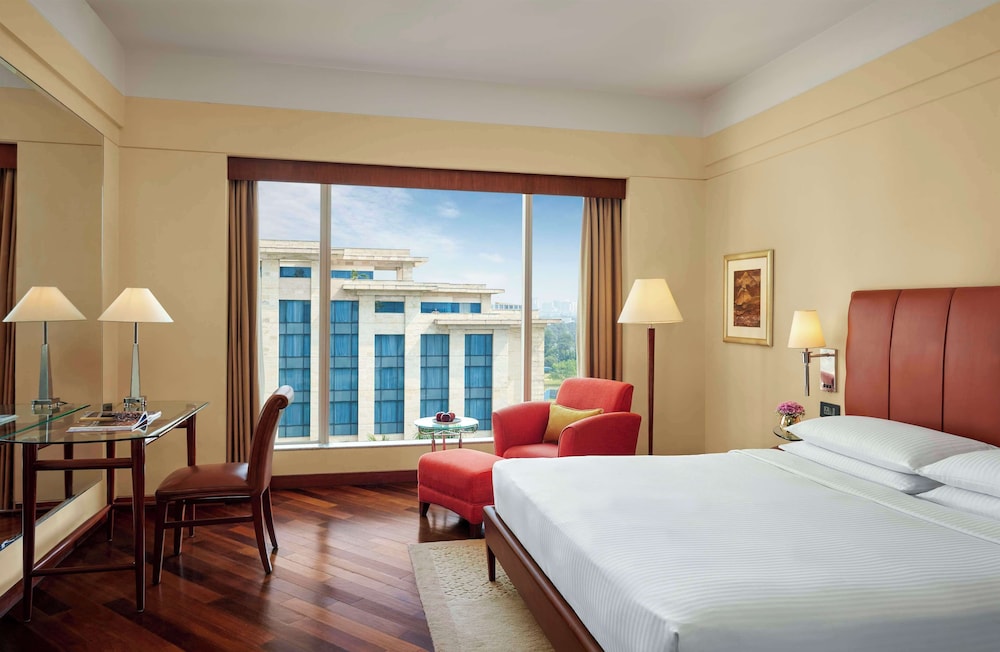 ROOM, KING BED, POOL VIEW