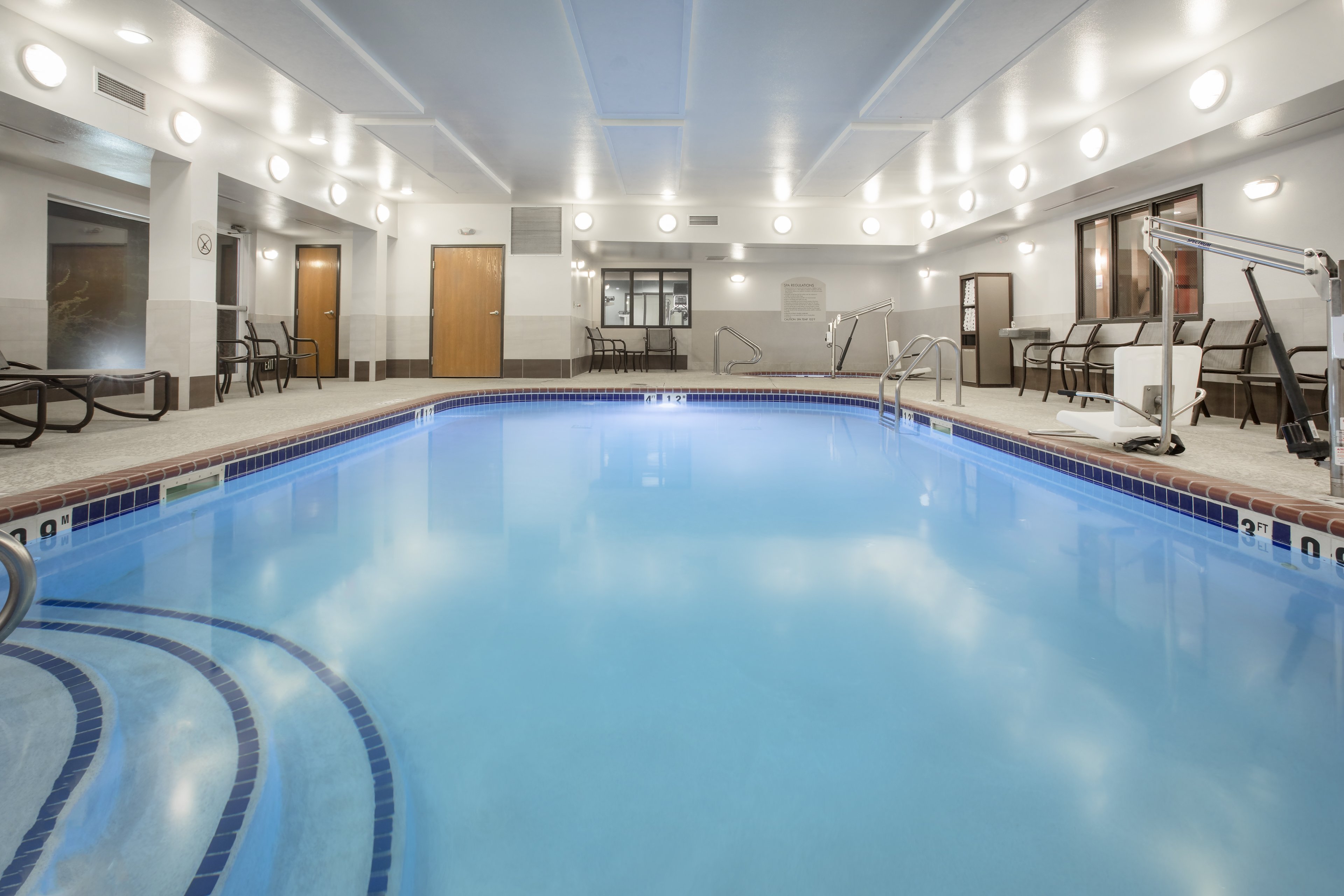 Holiday Inn Express Hotel Suites Yankton 54/71