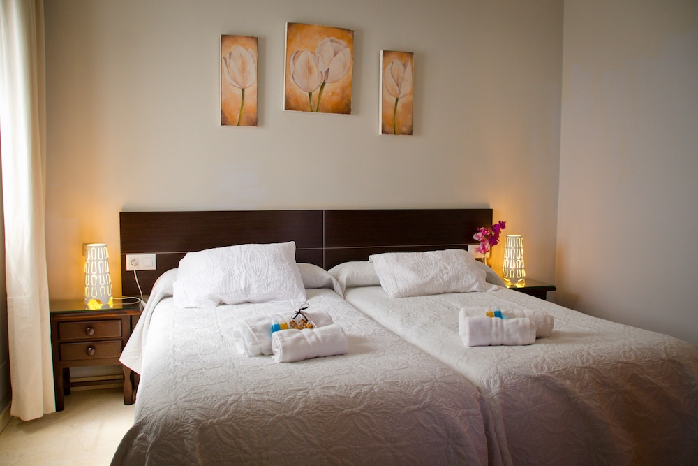 ROOM, DOUBLE OR TWIN BED
