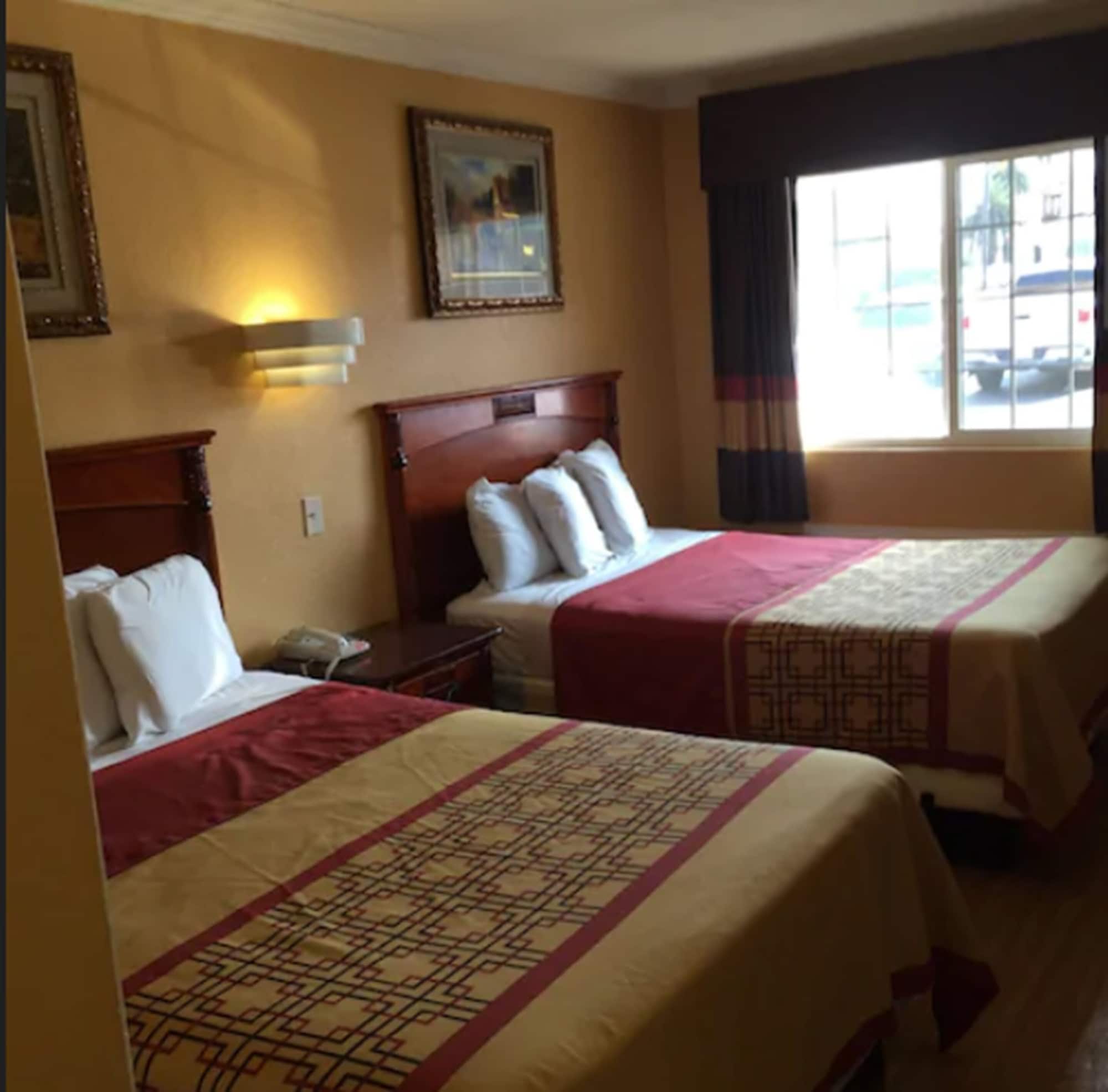 STANDARD, 2 DOUBLE BEDS