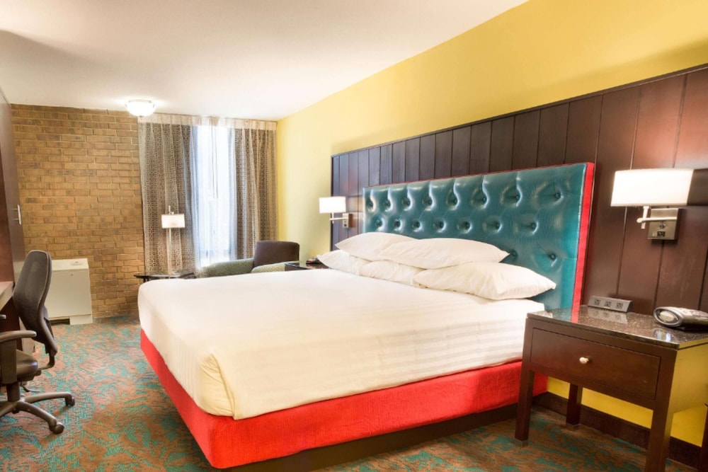 DELUXE, KING BED, ACCESSIBLE