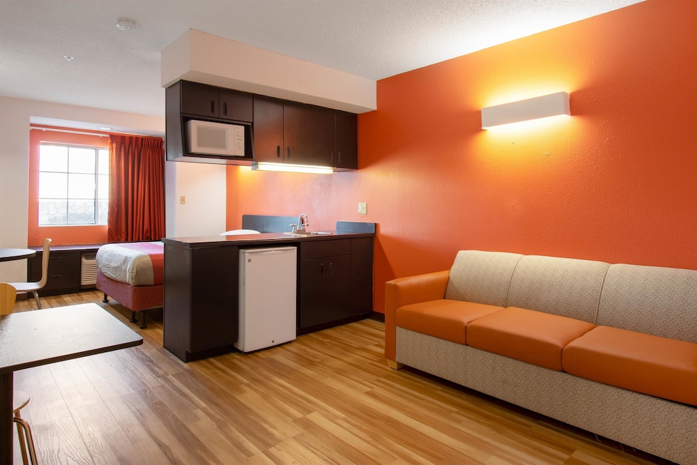 Motel6 El Paso, TX - Southeast 8/45