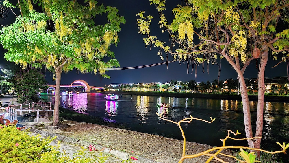 Riverside White House Villa 43/50