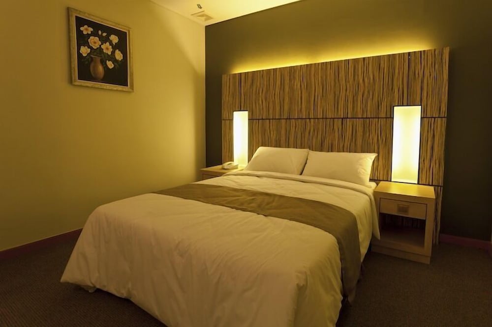 Grand Medallion Hotel 11/48