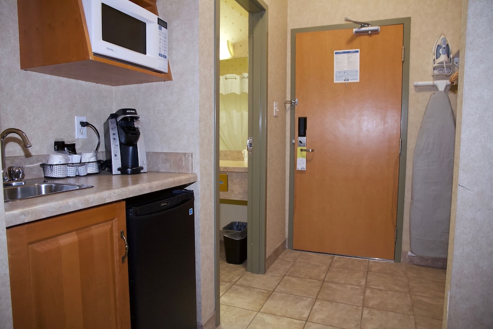 Days Inn and Suites by Wyndham Brooks 5/34