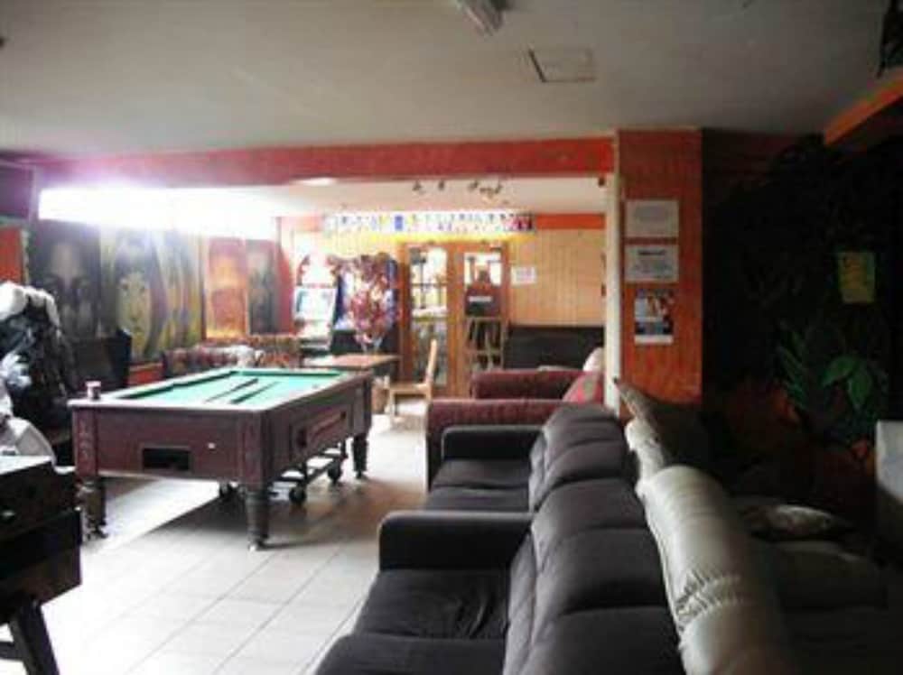 Kensal Green Backpackers 1 10/56