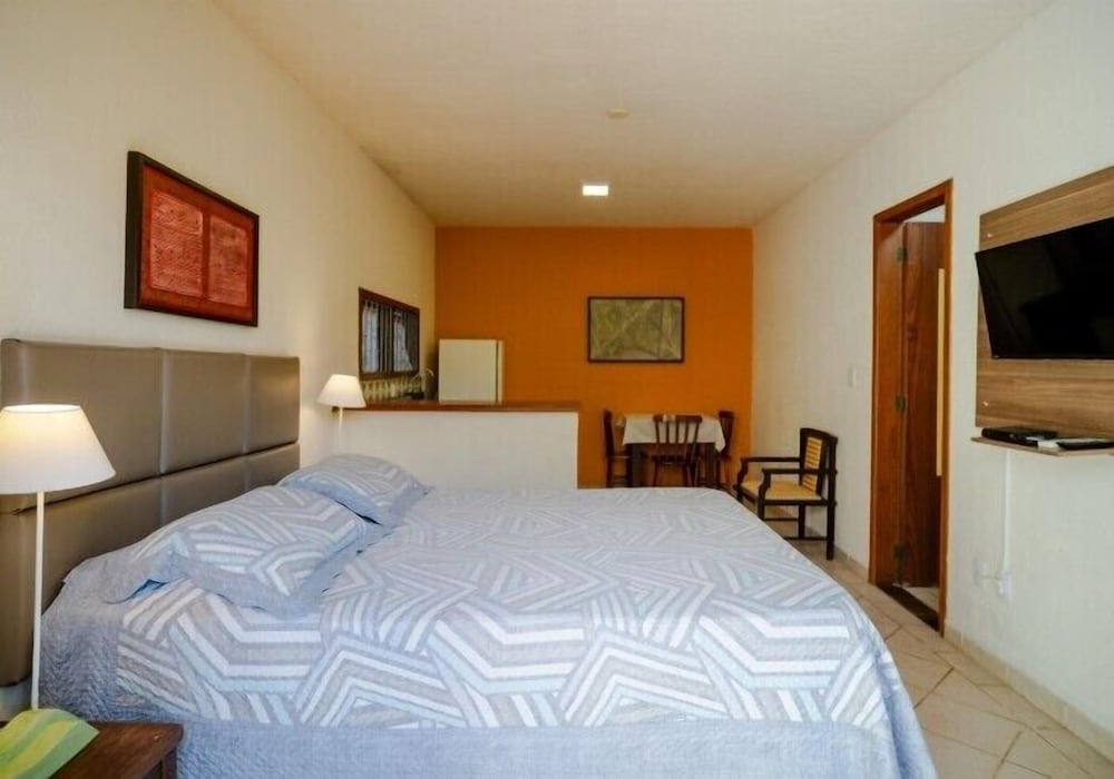 MASTER, SUITE, QUEEN BED