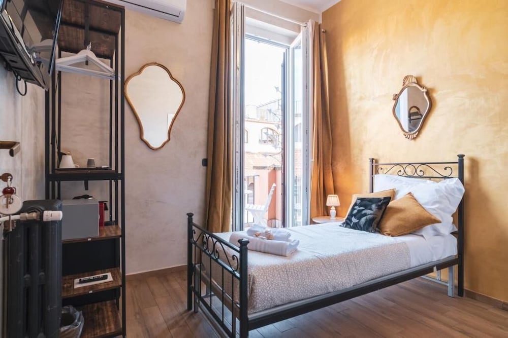 ROOM, SINGLE