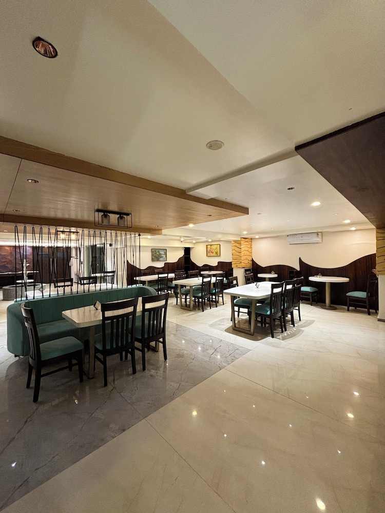 Hotel Gyan Garh Udaipur 37/49