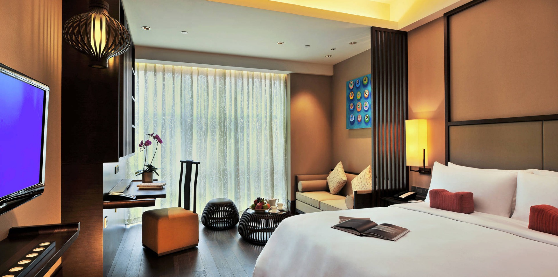 DELUXE KING ROOM