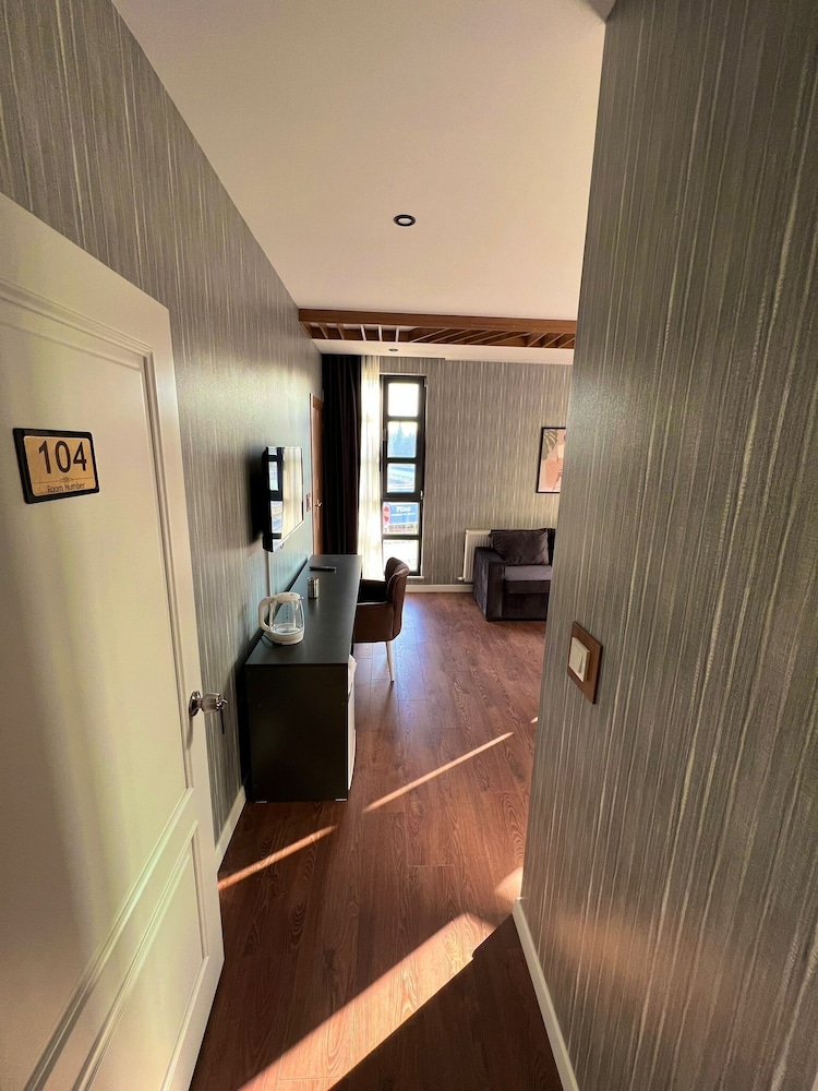 Beta Hotel 4/37