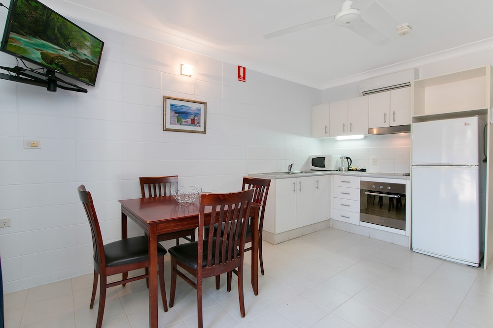 CAIRNS CITY PALMS 50/59
