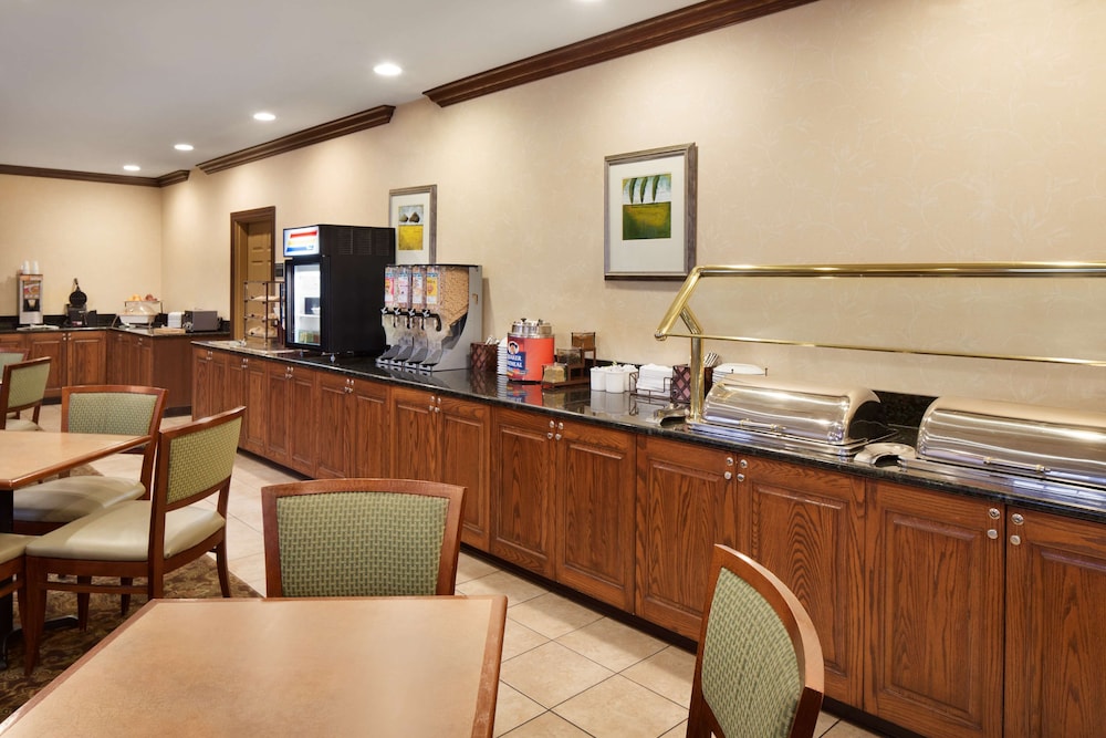 Country Inn & Suites by Radisson, Champaign North, IL 20/23