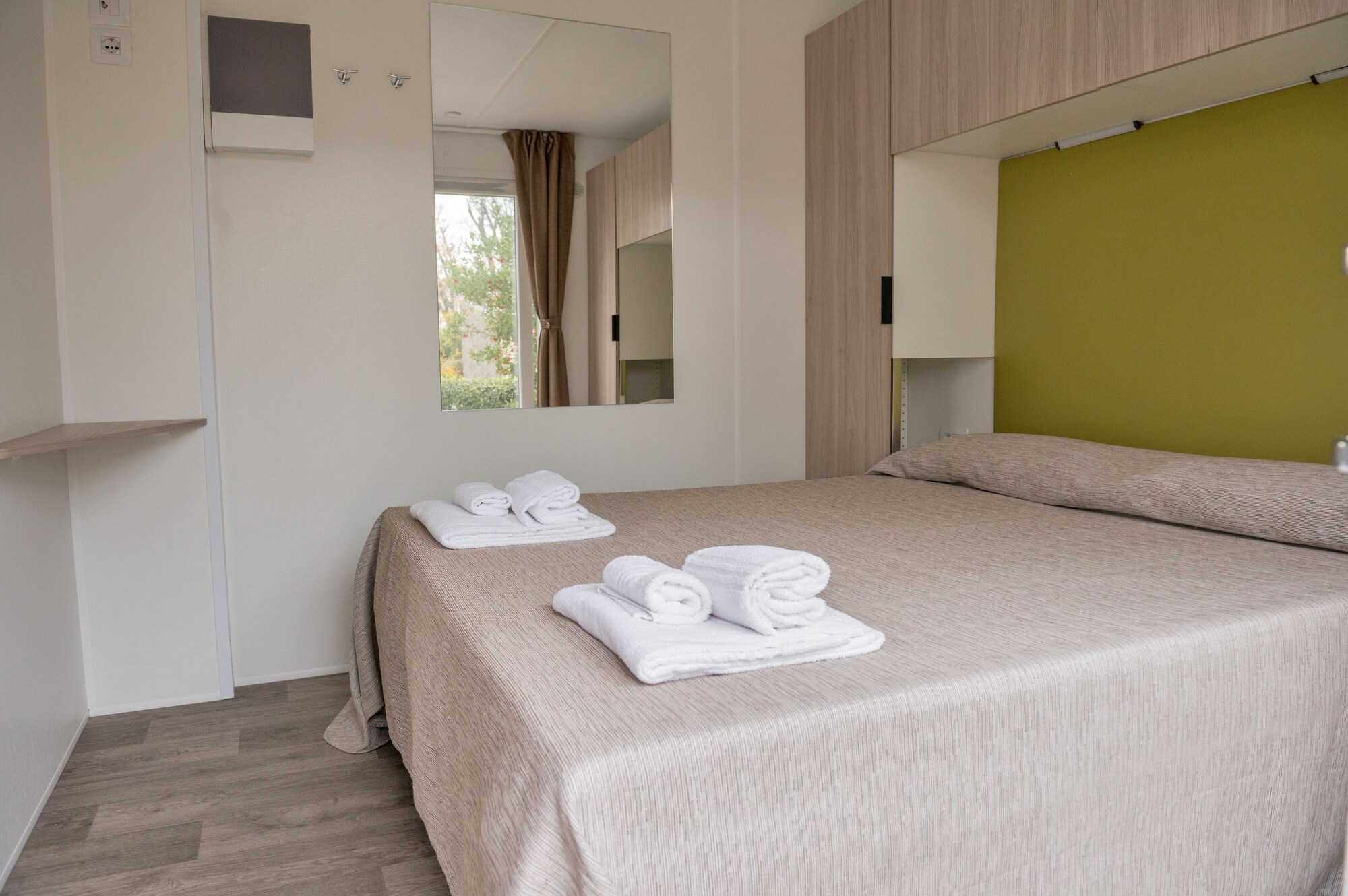 2 Bedrooms, Chalet, Queen and Twin Beds