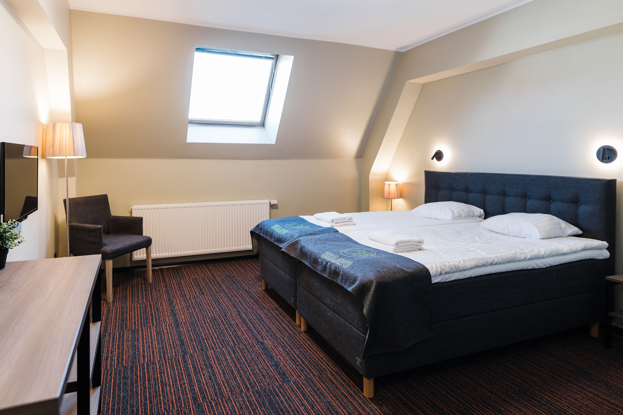 ROOM, TWIN BEDS