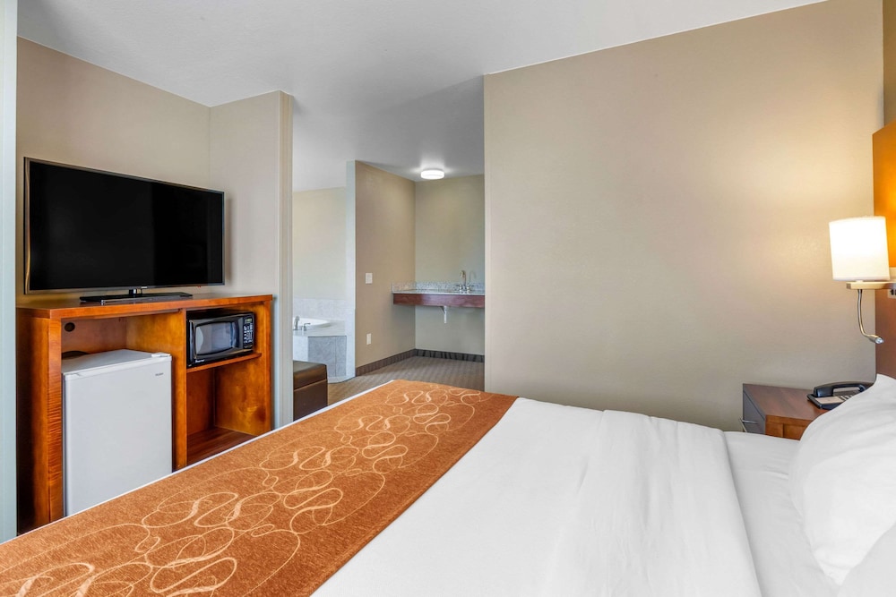 Comfort Suites Burlington, IA 4/30