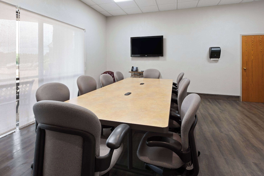 Baymont Inn and Suites by Wyndham Farmington, MO 44/62