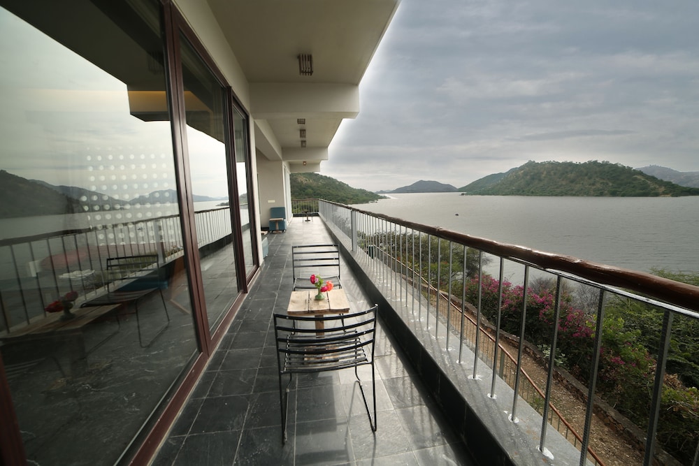 JAISAMAND ISLAND RESORT 7/67