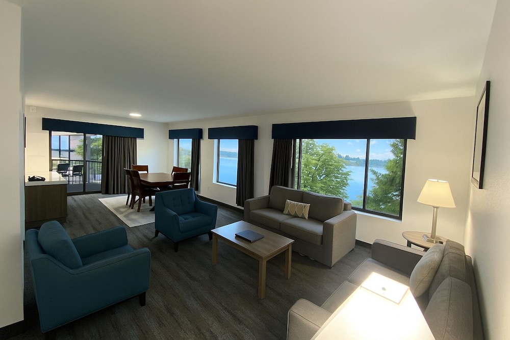 Oyster Bay Inn & Suites 45/70
