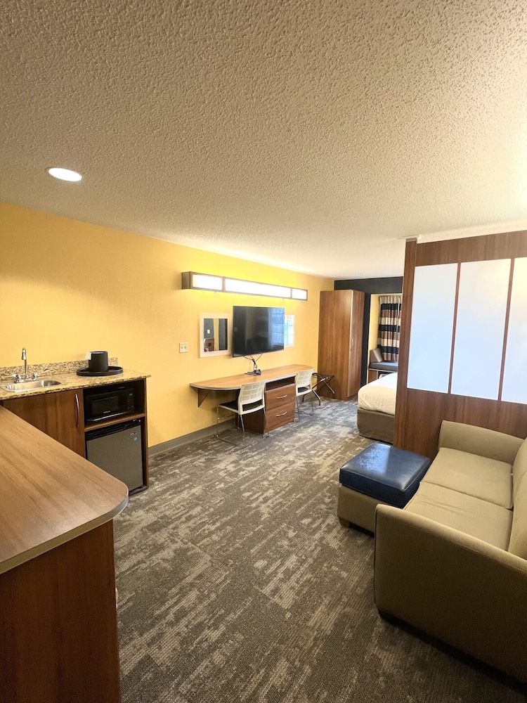 Microtel Inn & Suites By Wyndham Chili /Rochester Airport 12/19