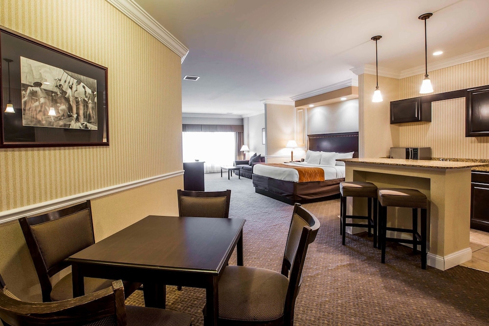 Comfort Inn & Suites Plattsburgh - Morrisonville 26/37