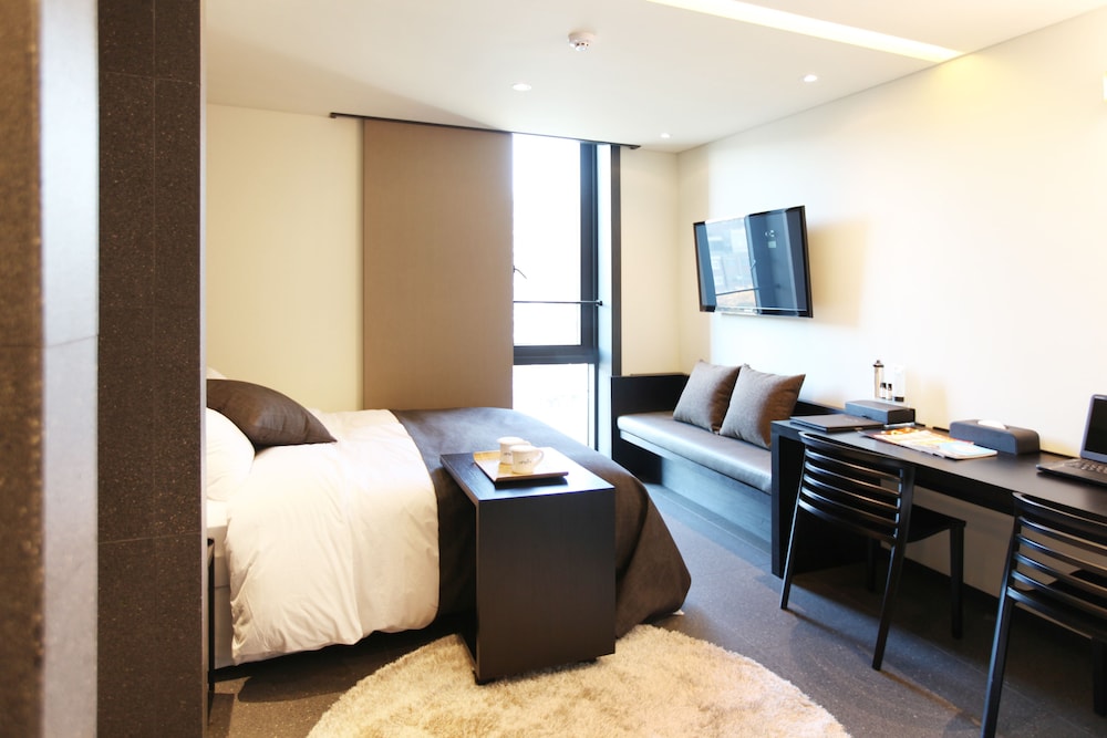 Vine Hotel 18/50