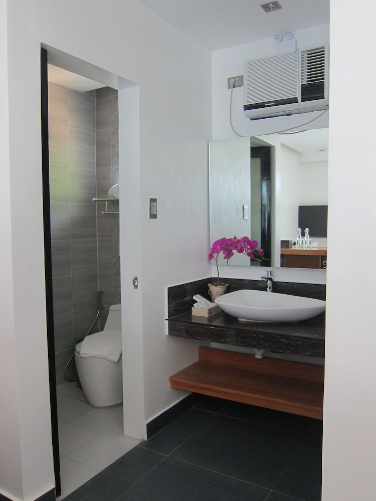 White Breeze Palawan Boutique Hotel 67/69