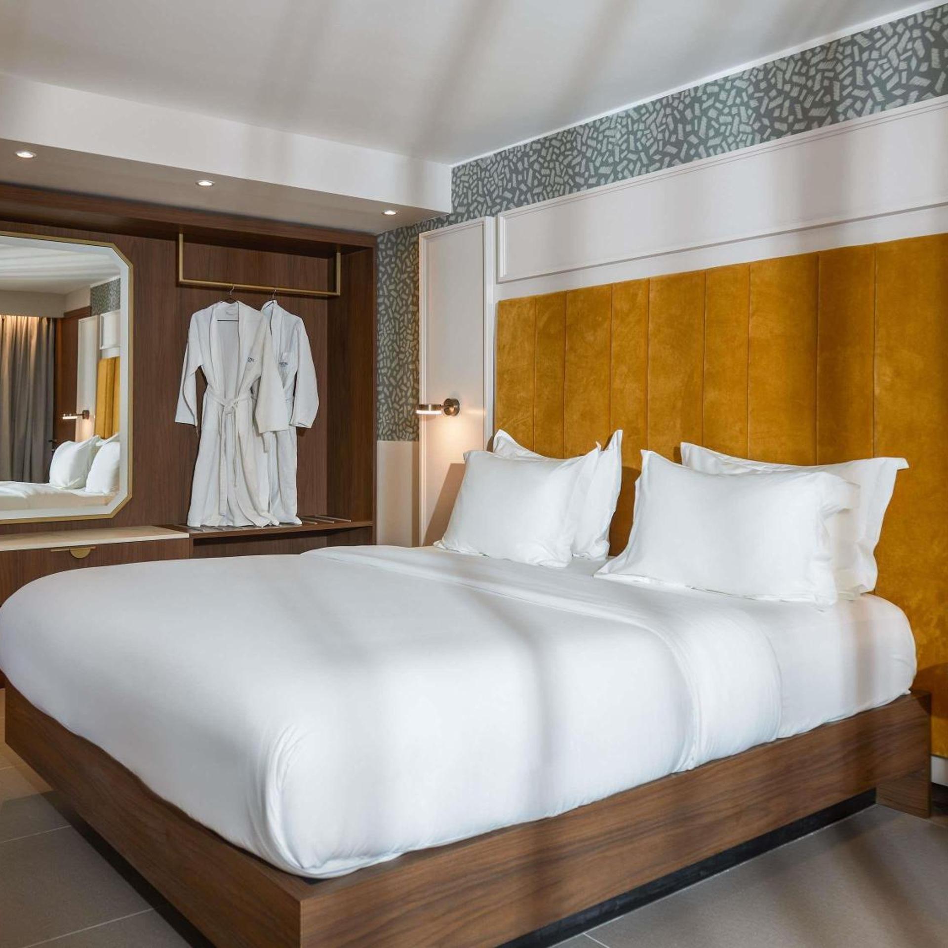 1 Bedroom, Suite, King Bed, 2 Balconies