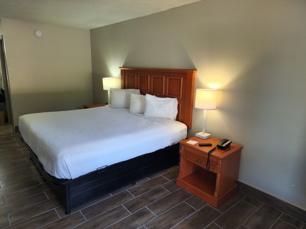 Days Inn by Wyndham Hardeeville Near Hilton Head 18/50