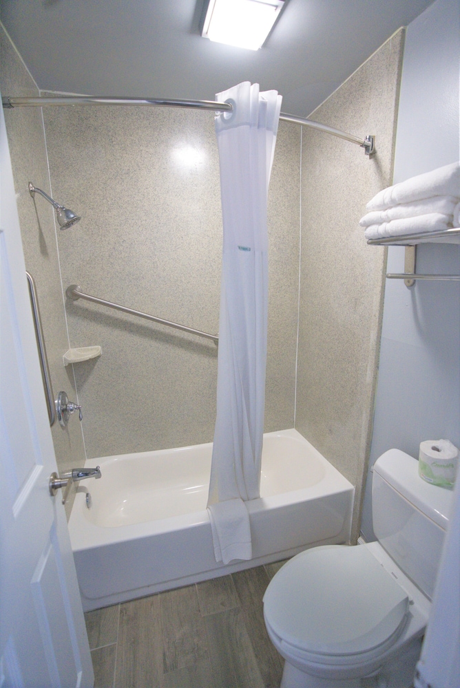 Columbus Inn and Suites 25/28