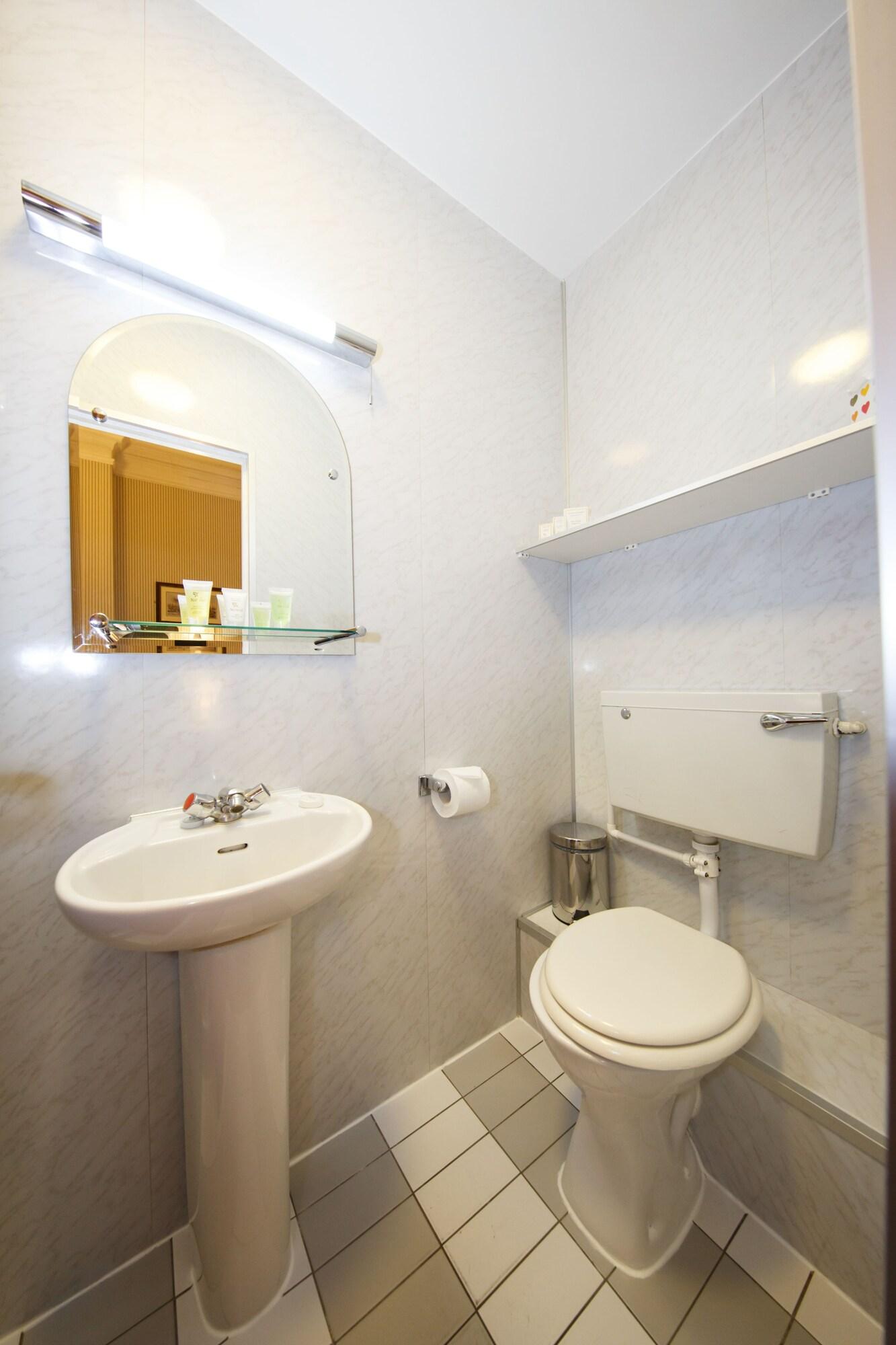 غرفة عائلية ثلاثية، Regency House 4/5