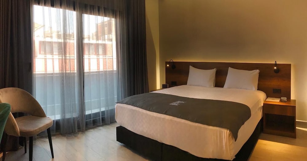 Emen S Hotel 6/48