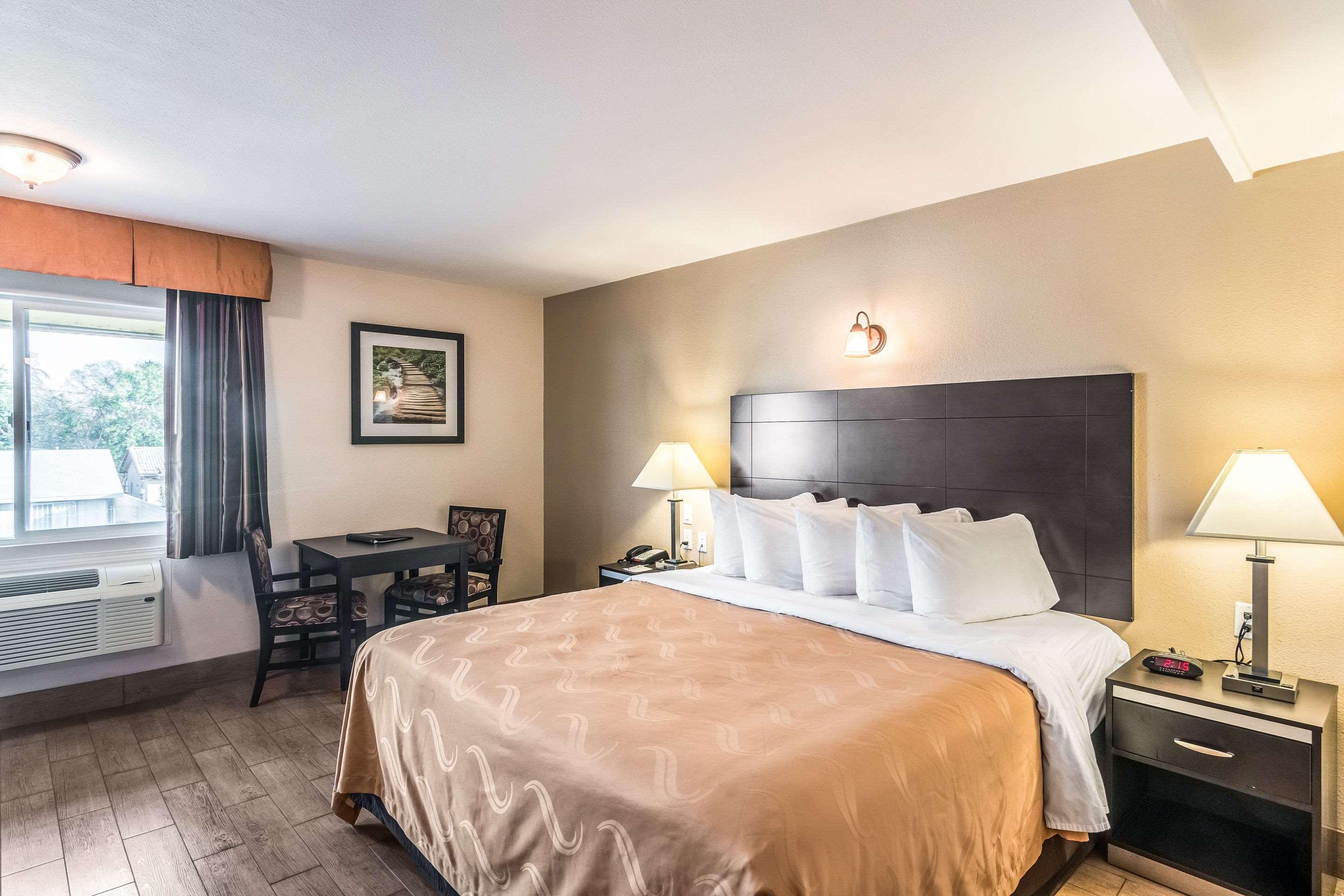 ROOM, KING BED