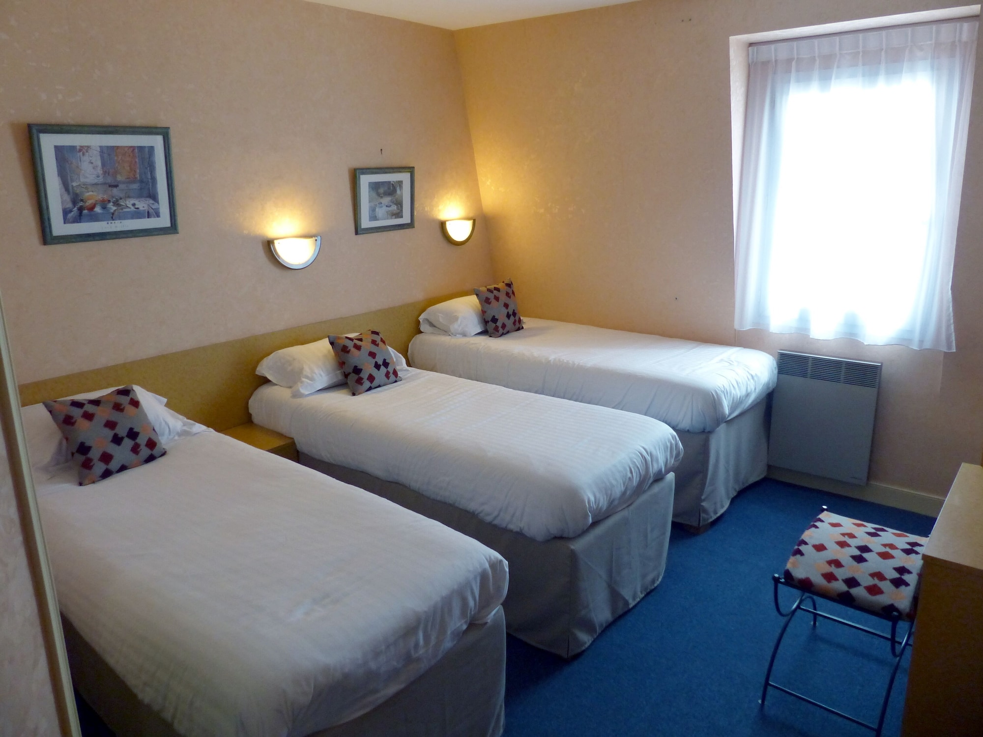 ROOM, TRIPLE, PRIVATE BATHROOM