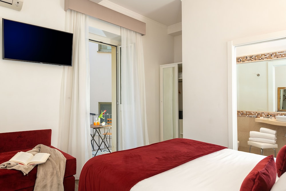 ROOM, DOUBLE OR TWIN BED