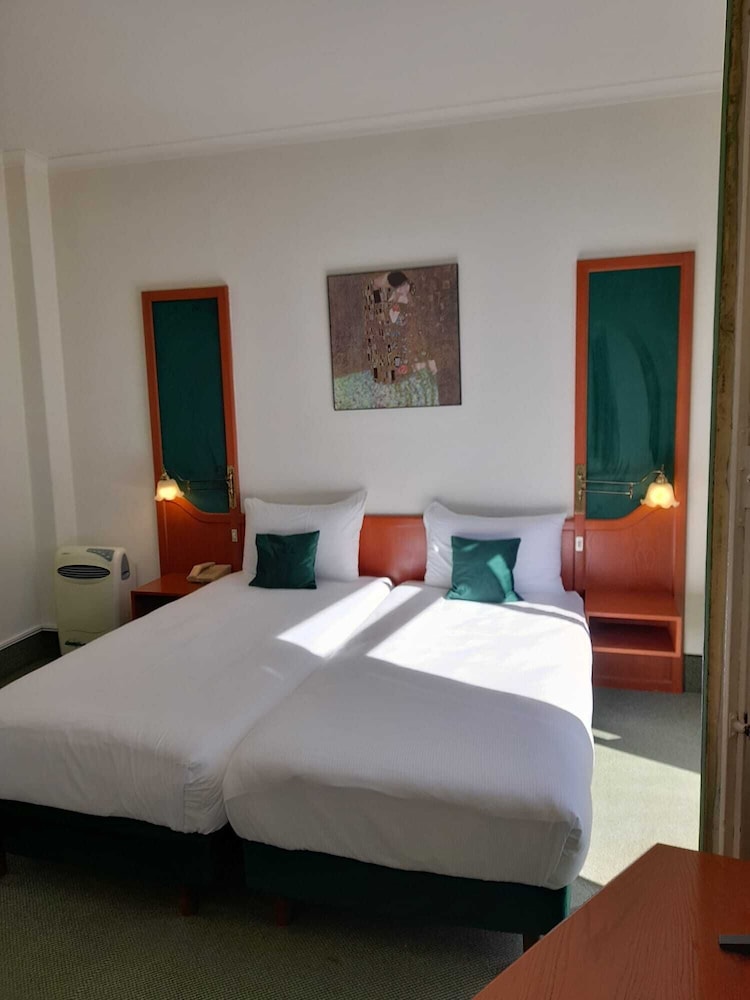 ROOM, TWIN BEDS