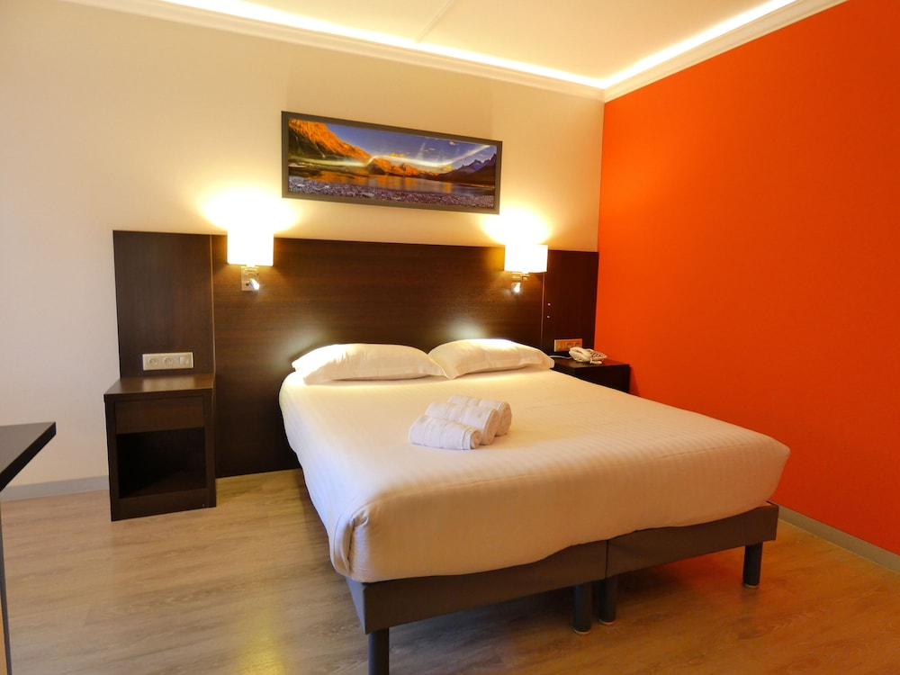 Logis Hotel Black and Green 19/50