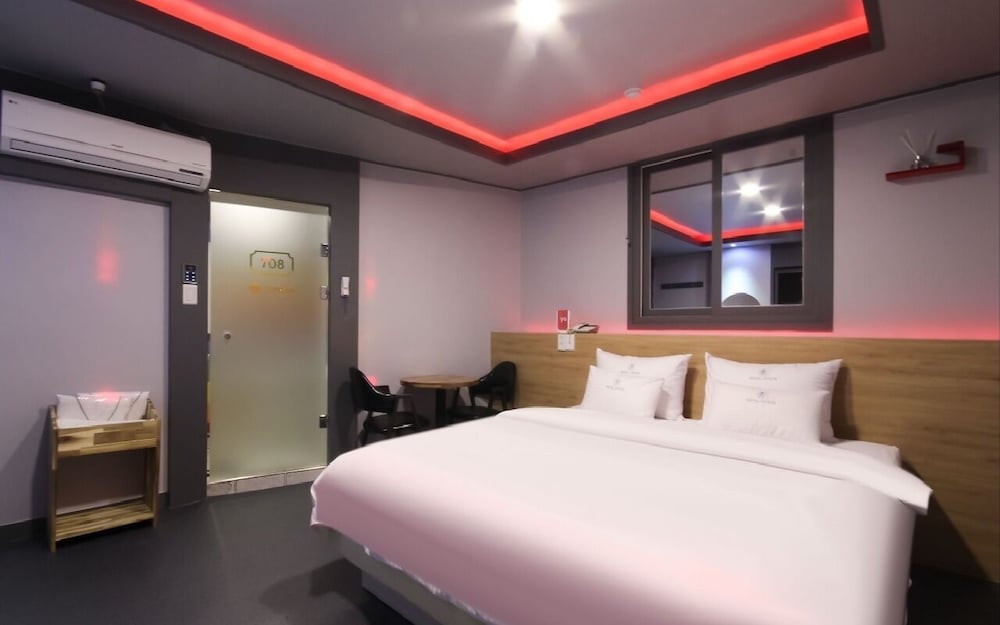Color M Motel 15/85