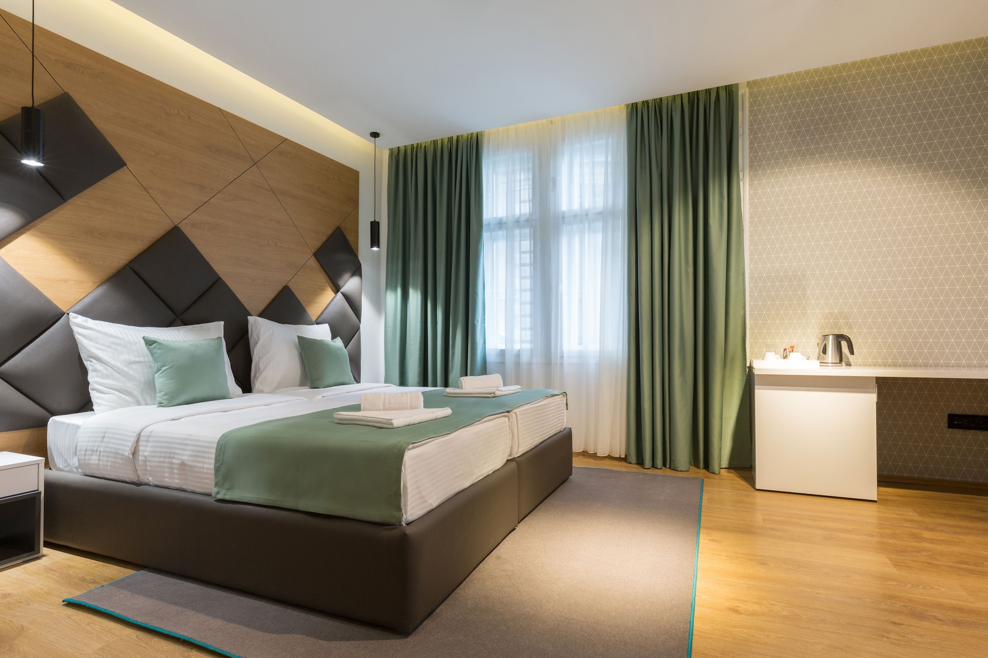 EXECUTIVE, DOUBLE OR TWIN BED
