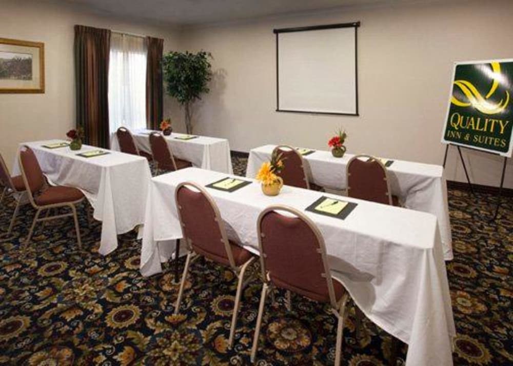 Quality Inn and Suites Near University 31/39