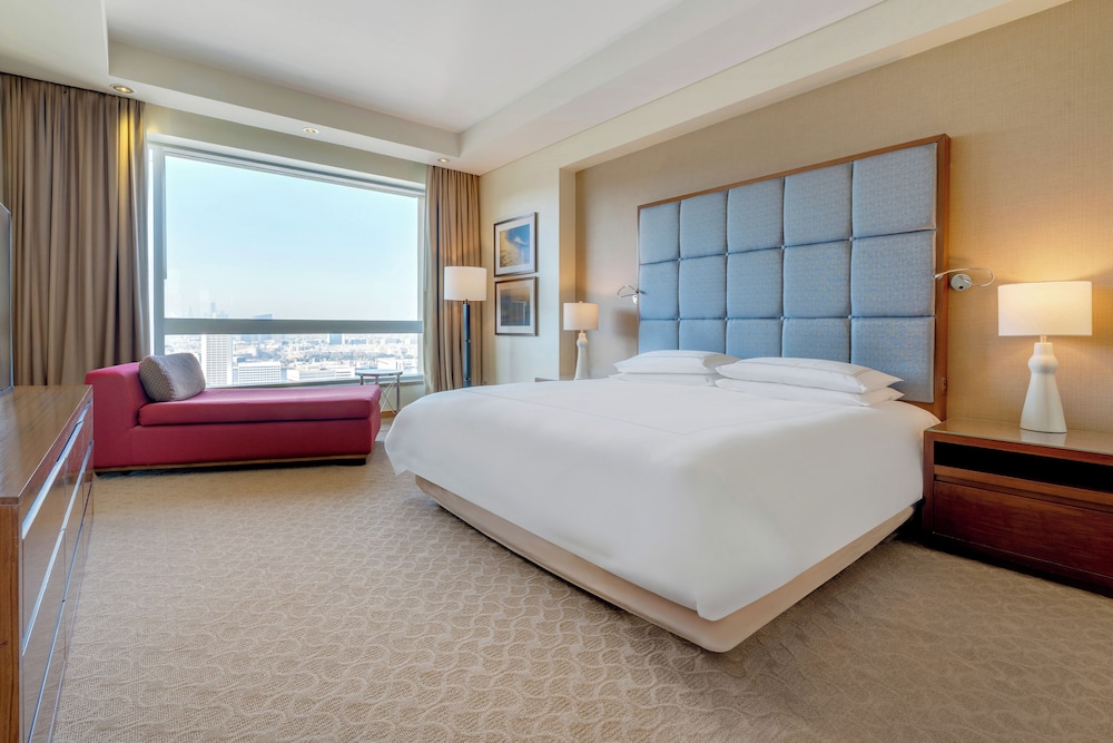 CONNECTING, FAMILY SUITE, KING AND TWIN BEDS